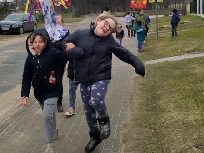 Dzieci z Lasek z przygotowaną kukłą Marzanny.