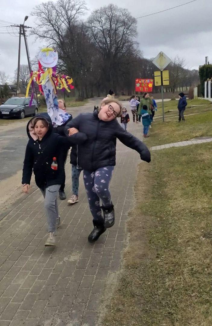 Dzieci z Lasek z przygotowaną kukłą Marzanny.