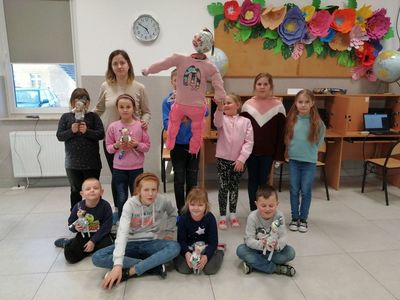 Dzieci z Placówki Wsparcia Dziennego w Kusicach z wychowawcą i przygotowaną przez nich kukłą.