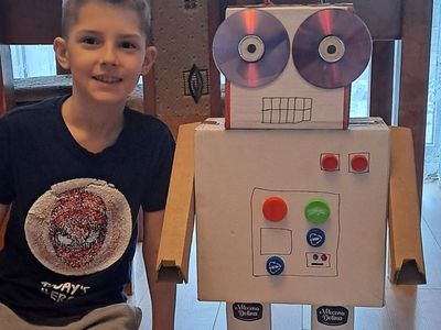 Uczeń Szkoły Podstawowej w Lejkowie z własnoręcznie wykonanym robotem.