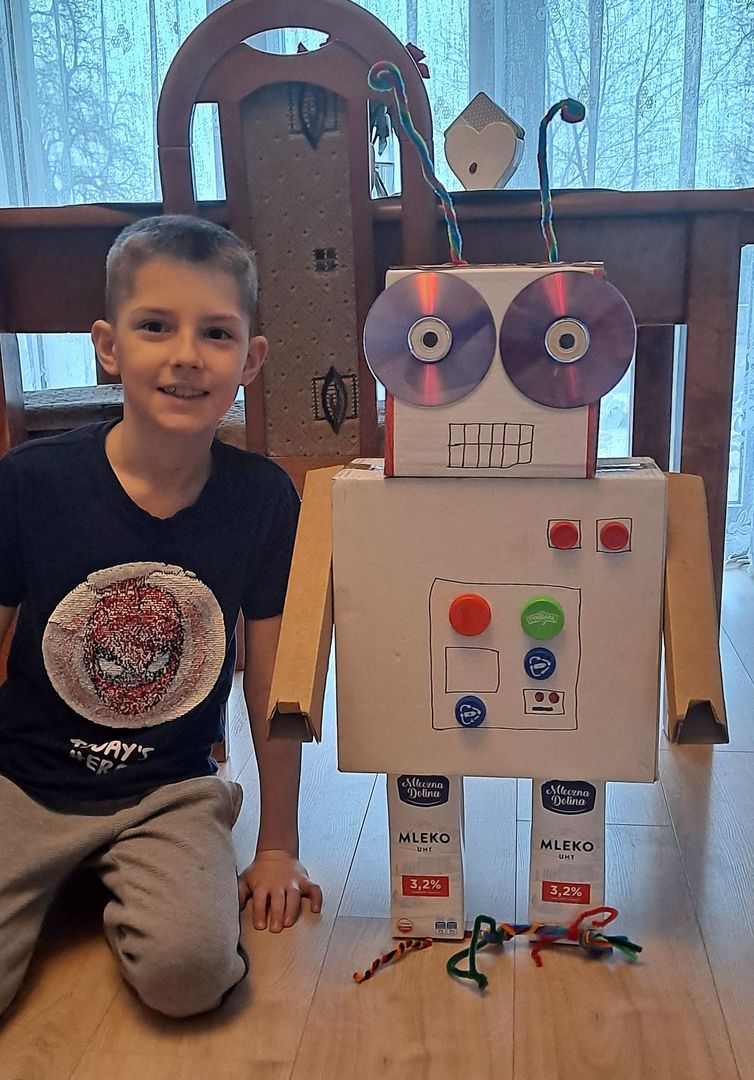 Uczeń Szkoły Podstawowej w Lejkowie z własnoręcznie wykonanym robotem.
