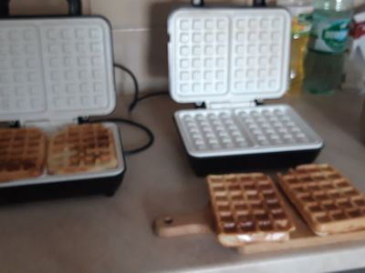 Gofrownice i świeżo przygotowane gofry. 