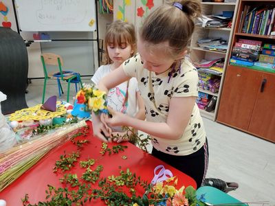 Julia i Kasia z placówki w Niemicy wykonują palmy.
