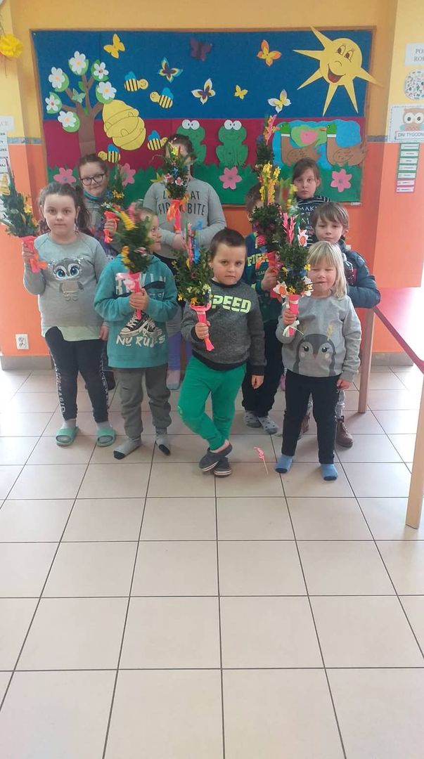Wychowankowie ze świetlicy w Laskach, którzy trzymają palmy wielkanocne.