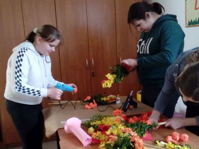 Dzieci z Placówki Wsparcia Dziennego w Ostrowcu podczas przygotowywania palm.