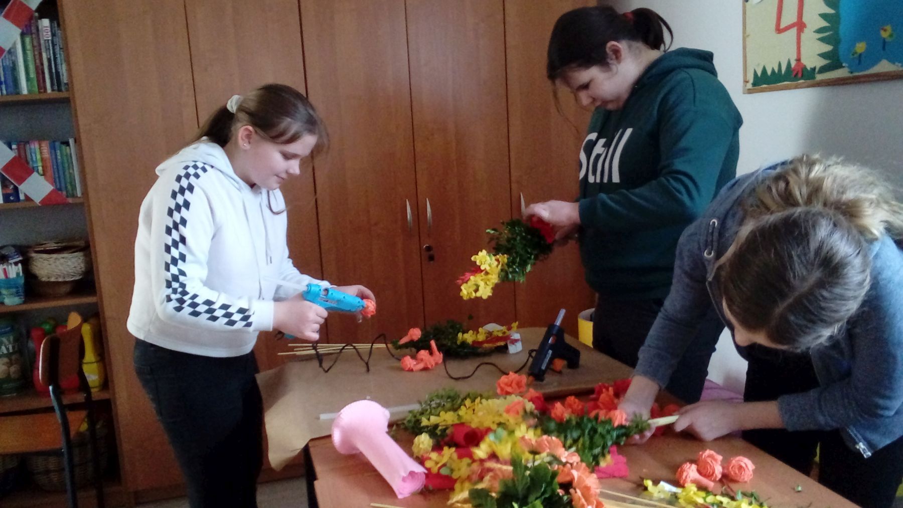 Dzieci z Placówki Wsparcia Dziennego w Ostrowcu podczas przygotowywania palm.