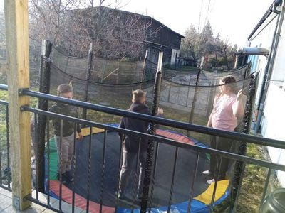 Zabawa dzieci  z  Karwic na trampolinie. 