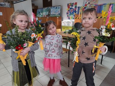 Dzieci z Placówki Wsparcia Dziennego w Sulechowie z przygotowanymi palmami.