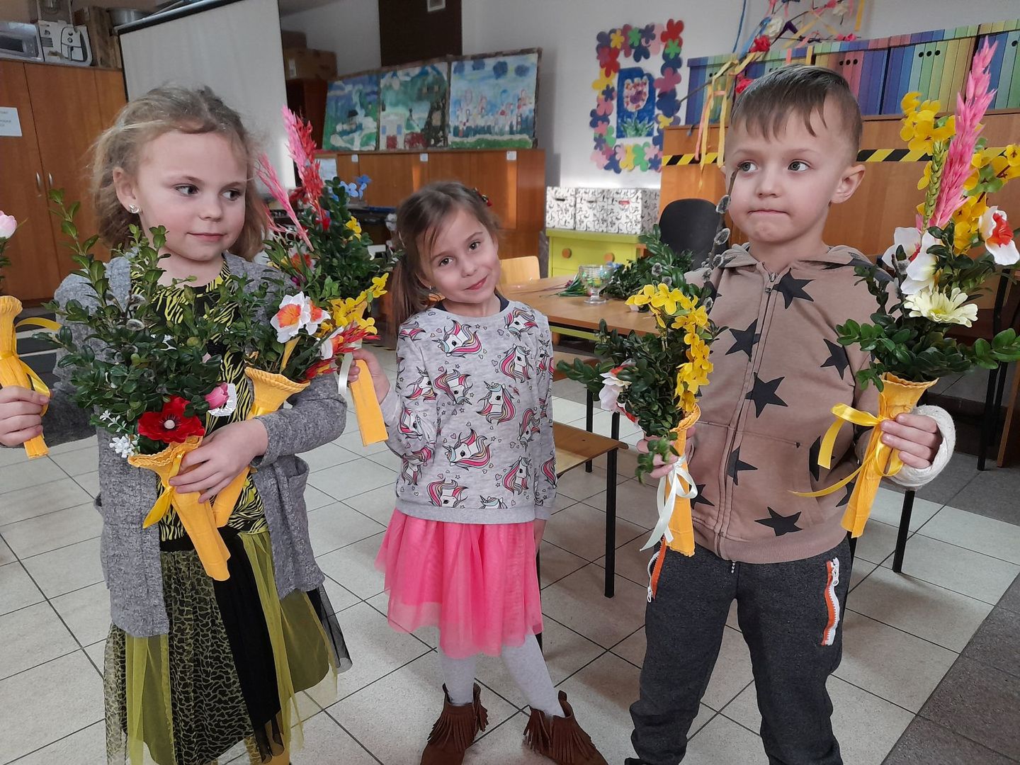Dzieci z Placówki Wsparcia Dziennego w Sulechowie z przygotowanymi palmami.