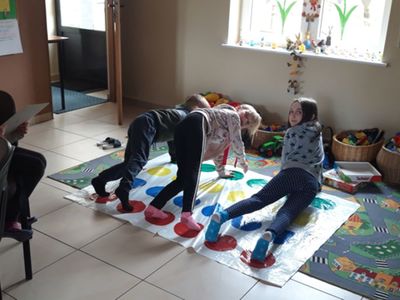 Dzieci z Kosierzewa grają w grę ruchową. 