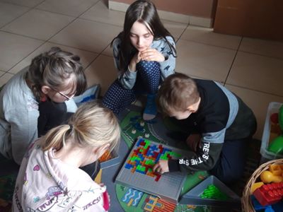 Dzieci z Kosierzewa grają w gry w placówce. 