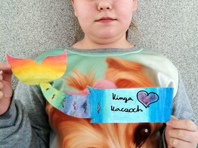 Wychowanka Placówki Wsparcia Dziennego w Kusiach z gotową zakładką do książki. 