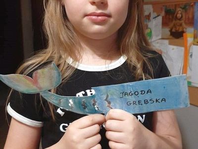 Wychowanka Placówki Wsparcia Dziennego w Kusiach z gotową zakładką do książki. 