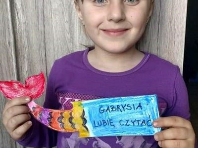 Wychowanka Placówki Wsparcia Dziennego w Kusiach z gotową zakładką do książki. 