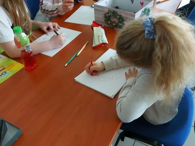 Dzieci z Placówki Wsparcia Dziennego w Pękaninie w trakcie wykonywania pracy plastycznej.
