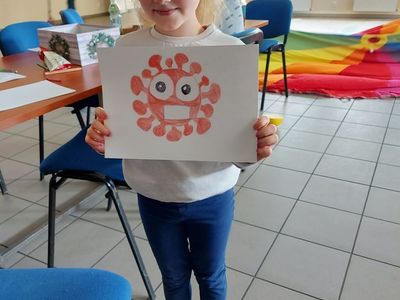 Podopieczna Placówki Wsparcia Dziennego w Pękaninie z wykonaną pracą. 