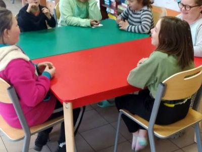 Dzieci z Placówki Wsparcia Dziennego w Laskach, które zgadują smaki czekolad za pomocą węchu i smaku.