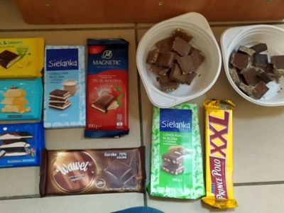 Różne rodzaje czekolad przygotowane do degustacji dla wychowanków Placówki Wsparcia Dziennego w Laskach.