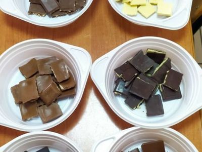 Rozmaite czekolady przygotowane do degustacji. 