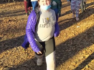Wychowankowie z Placówki Wsparcia Dziennego w Laskach podczas spaceru.
