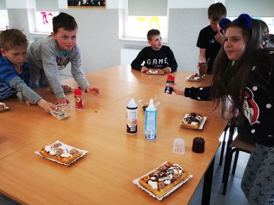 Wychowankowie z Placówki Wsparcia Dziennego podczas degustowania czekolad.
