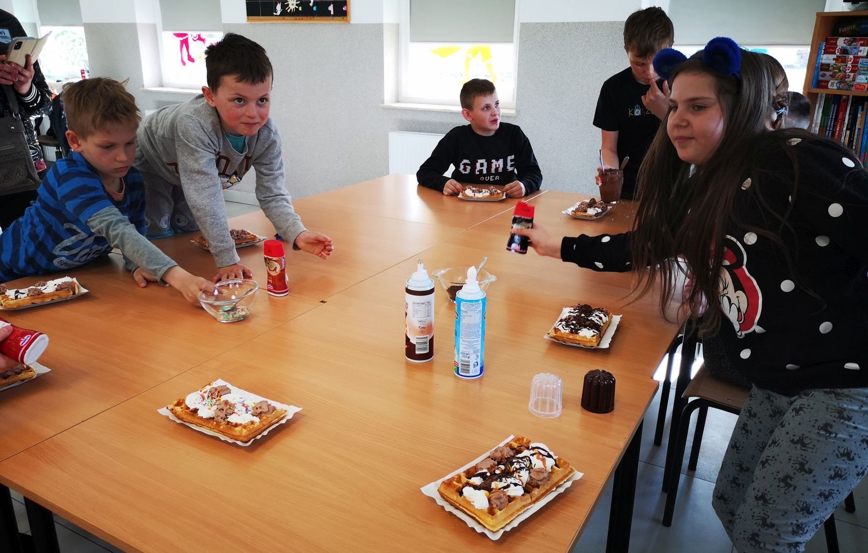 Wychowankowie z Placówki Wsparcia Dziennego podczas degustowania czekolad.