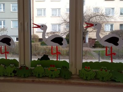 Bociany i żabki wykonane przez dzieci z Placówki Wsparcia Dziennego w Ostrowcu ozdabiają świetlicę.