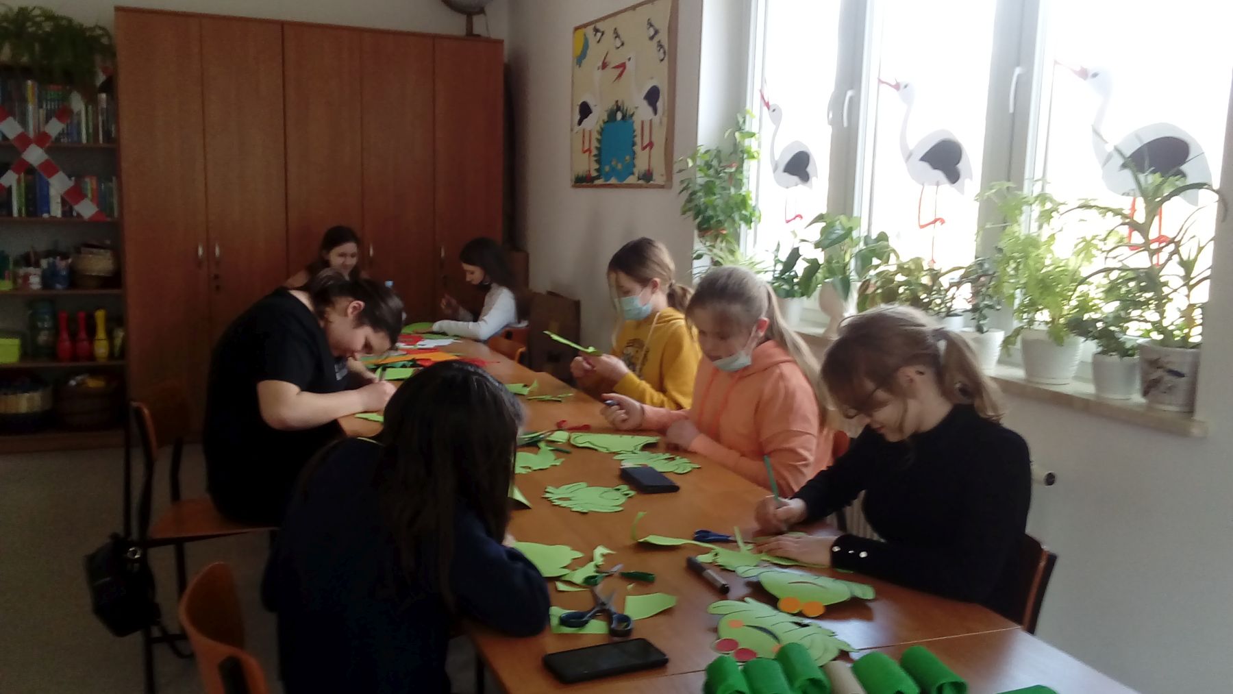 Wychowankowie PWD Ostrowiec podczas tworzenia wiosennych prac plastycznych.