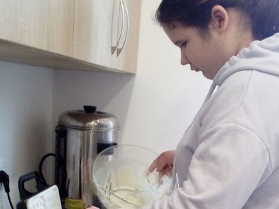 Wypieki gofrów przez dzieci z Placówki Wsparcia Dziennego w Ostrowcu. 