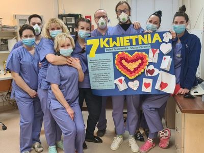 Pracownicy Szpitala Wojewódzkiego w Koszalinie z przygotowanym przez dzieci w PWD Kusice plakatem z okazji Dnia Pracownika Służby Zdrowia.