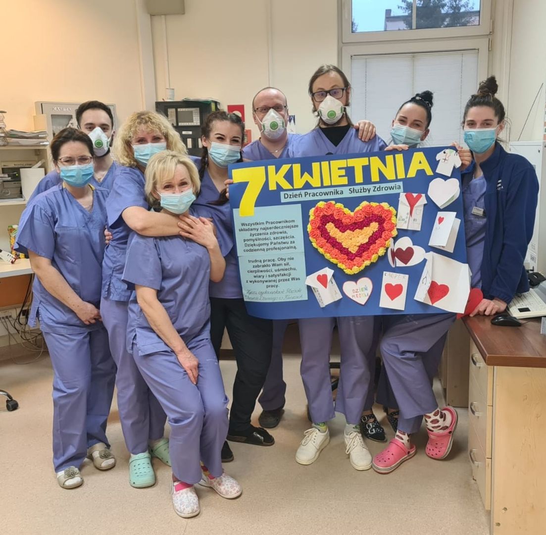 Pracownicy Szpitala Wojewódzkiego w Koszalinie z przygotowanym przez dzieci w PWD Kusice plakatem z okazji Dnia Pracownika Służby Zdrowia.