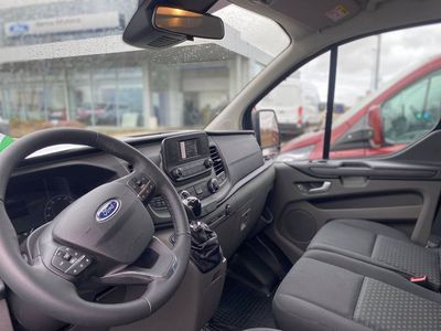Nowy mikrobus wewnątrz. 