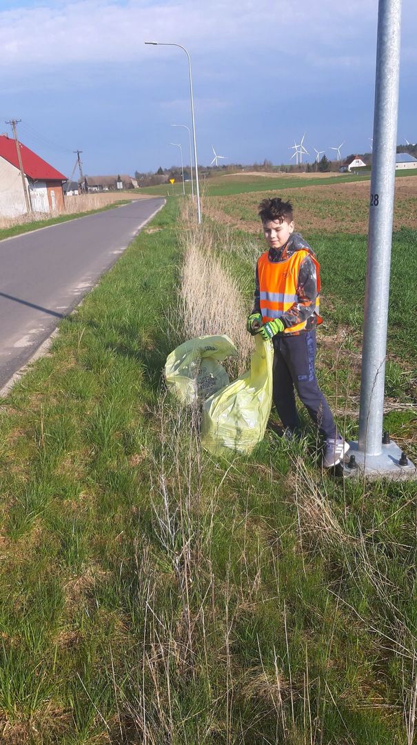 Uczeń klasy trzeciej ze Szkoły Podstawowej w Niemicy podczas akcji Sprzątania Małego Świata.
