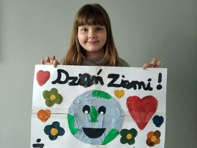 Uczennicę z Zespołu Szkół im. Mikołaja Kopernika w Ostrowcu prezentująca wykonany przez siebie plakat z okazji Dnia Ziemi.