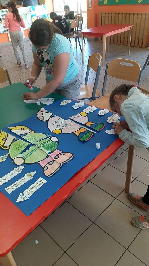 Wychowanki Placówki Wsparcia Dziennego w Laskach podczas przygotowywania plakatu z okazji Dnia Ziemi.