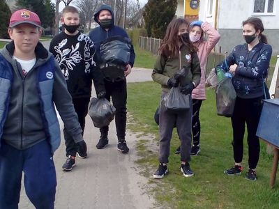 Wychowankowie z Placówki Wsparcia Dziennego z Ostrowca podczas sprzątania wsi.