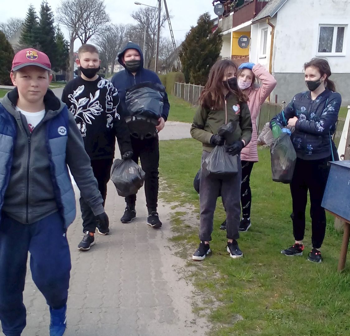 Wychowankowie z Placówki Wsparcia Dziennego z Ostrowca podczas sprzątania wsi. 