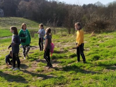 Dzieci z Placówki Wsparcia Dziennego w Laskach podczas zabawy na świeżym powietrzu. 
