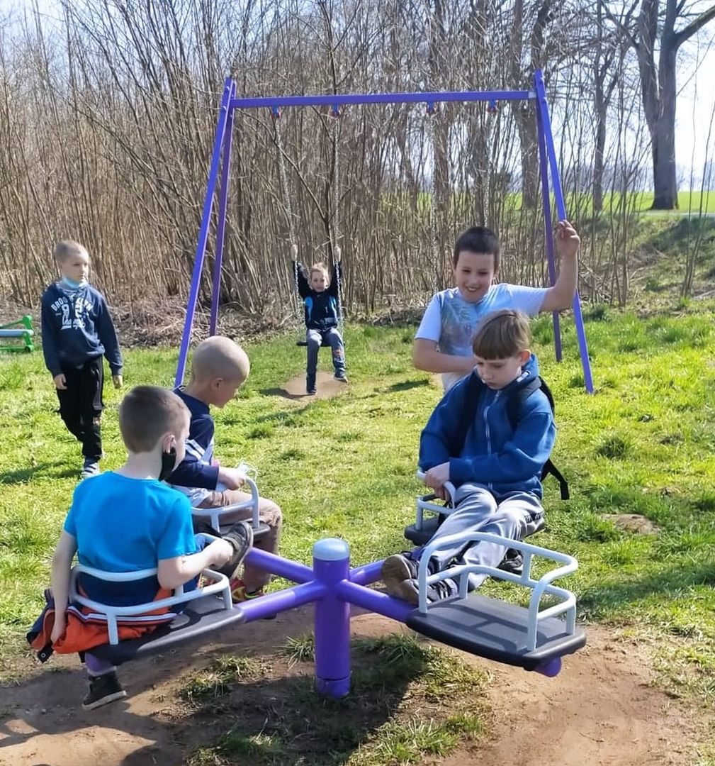 Dzieci z Placówki Wsparcia Dziennego w Laskach podczas zabawy na placu zabaw. 