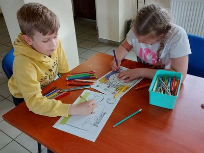 Dzieci z Placówki Wsparcia Dziennego w Pękaninie w trakcie wykonywania prac plastycznych poświęconych ochronie środowiska.