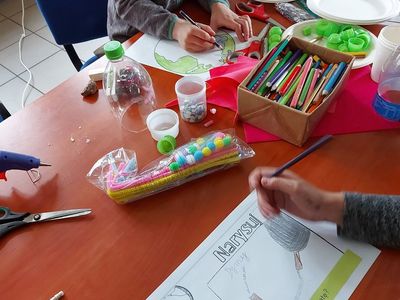 Dzieci z Placówki Wsparcia Dziennego w Pękaninie w trakcie wykonywania prac plastycznych poświęconych ochronie środowiska.