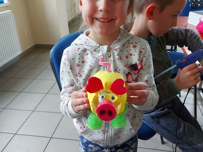 Eko świnka, którą prezentuje wychowanka Placówki Wsparcia Dziennego w Pękaninie.