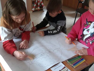 Dzieci z PWD w Kosierzewie podczas wykonywania plakatu