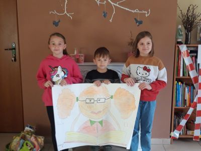 Dzieci z PWD w Kosierzewie prezentują wykonany plakat.
