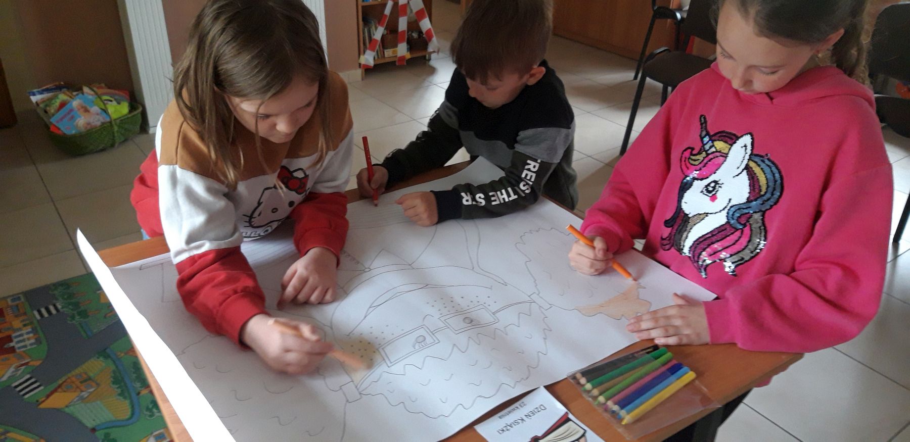 Dzieci z PWD w Kosierzewie podczas wykonywania plakatu