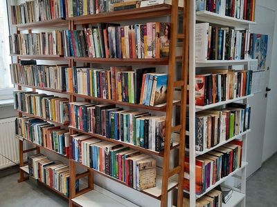 Regały z książkami w wyremontowanej bibliotece w Malechowie. 