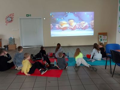 Podopieczni z Placówki Wsparcia Dziennego w Pękaninie w trakcie oglądania seansu filmowego.