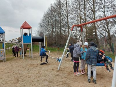 Podopieczni z Placówki Wsparcia Dziennego w Pękaninie w trakcie zabawy na placu zabaw.

  