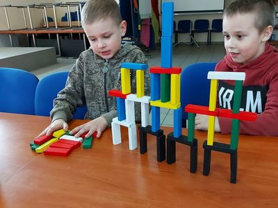 Podopieczni z Placówki Wsparcia Dziennego w Pękaninie w trakcie zabawy klockami.
