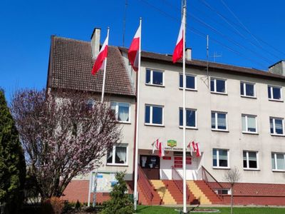 Urząd Gminy Malechowo i powiewające flagi.